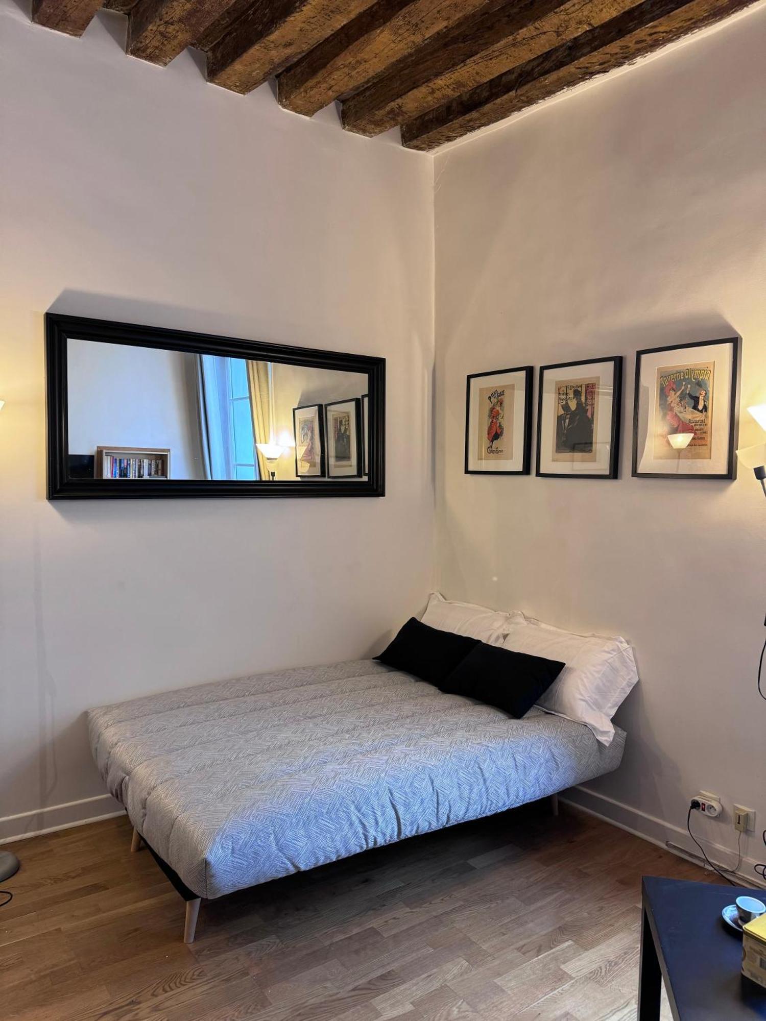 Appartement Typique Parisien Au Coeur Du Marais Екстериор снимка